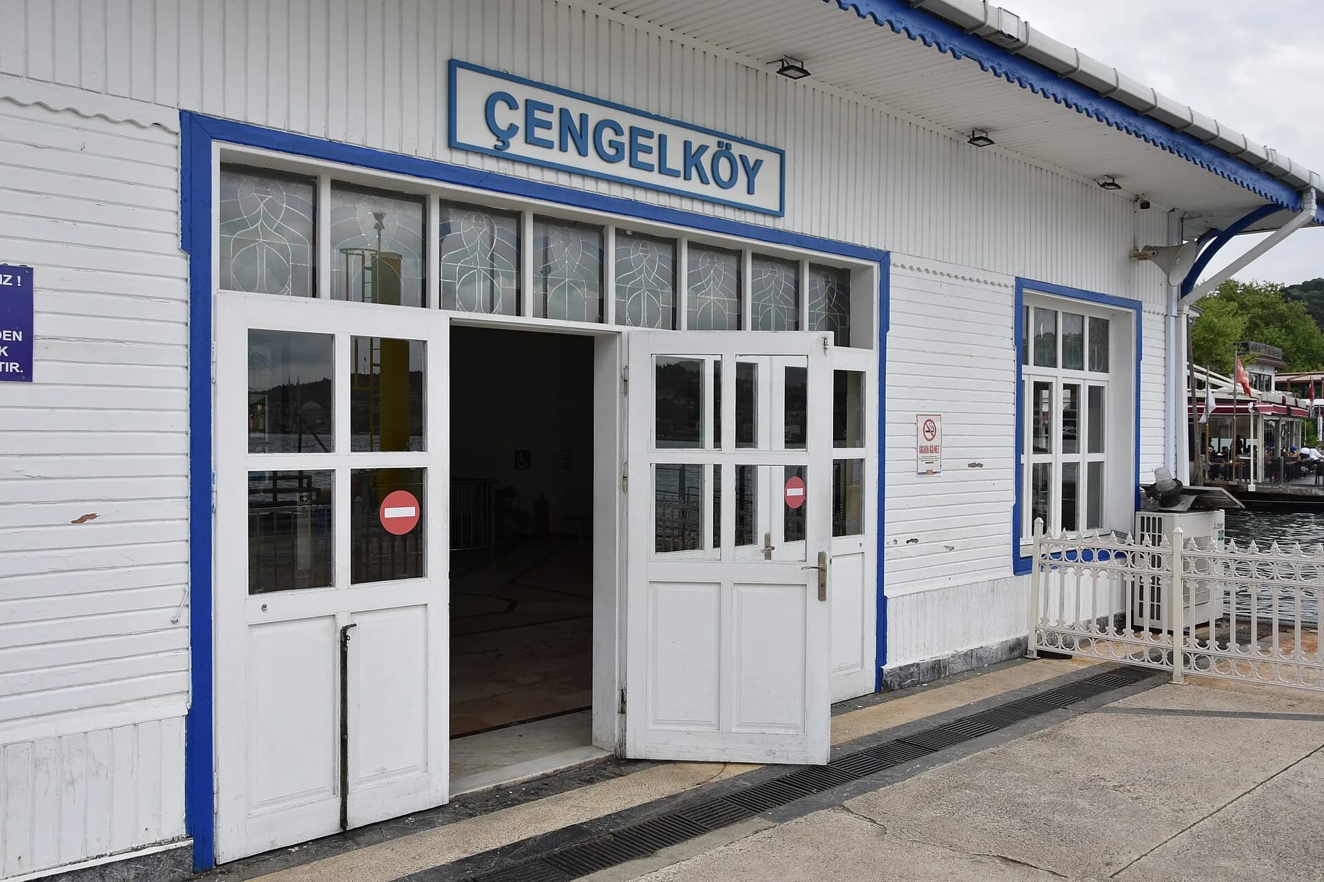 Çengelköy iskelesi ve mahalle kıyısı.