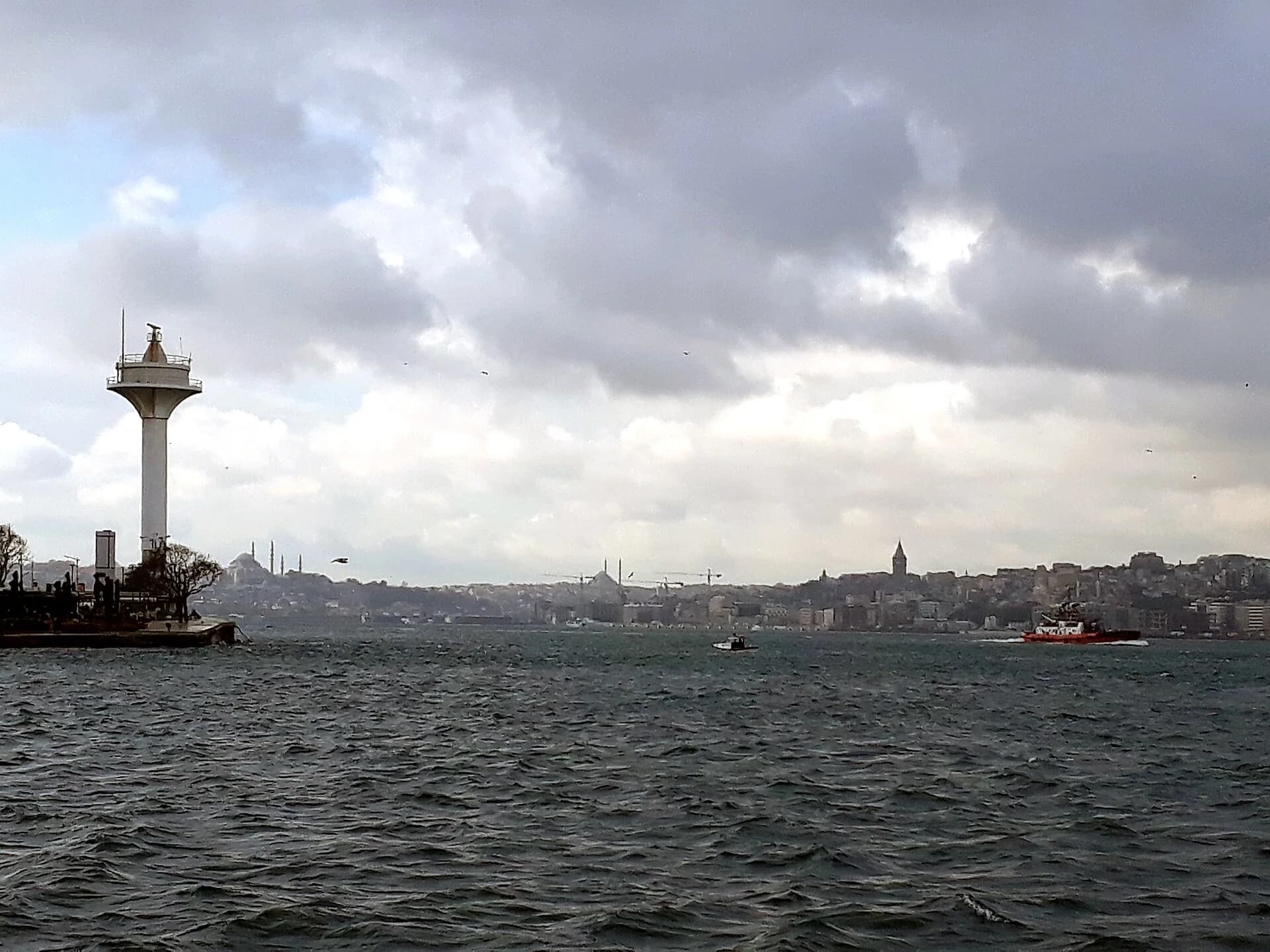 Üsküdar kıyısından Boğaz panoraması.