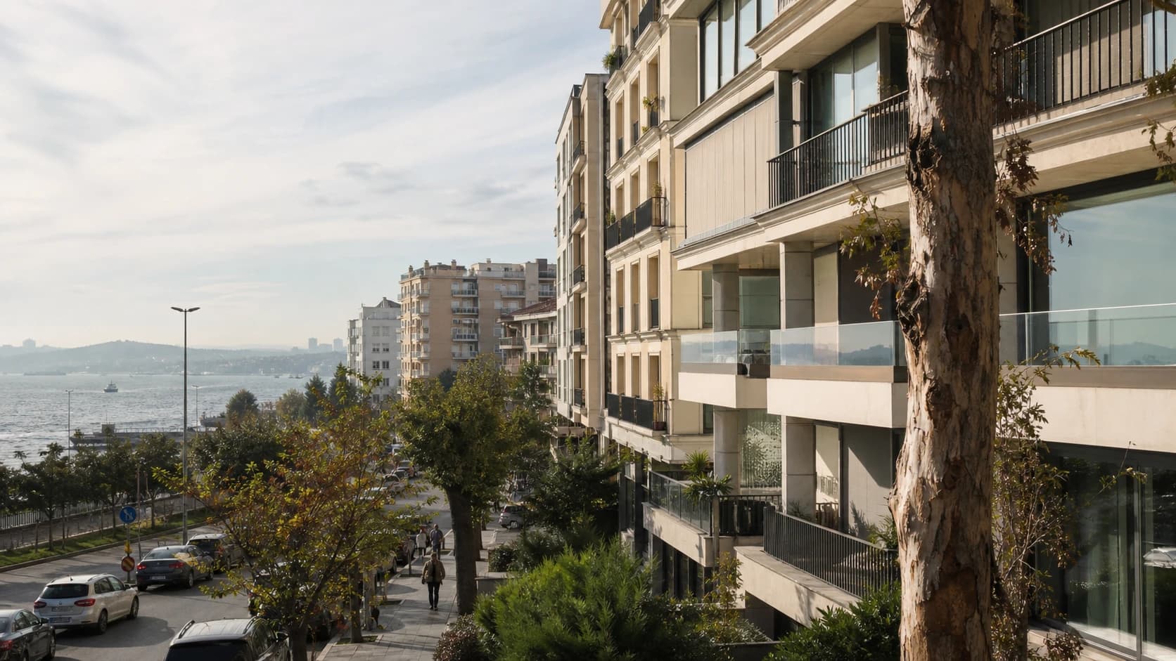 Kadıköy sahiline yakın modern apartman yaşamı ve mahalle atmosferi.