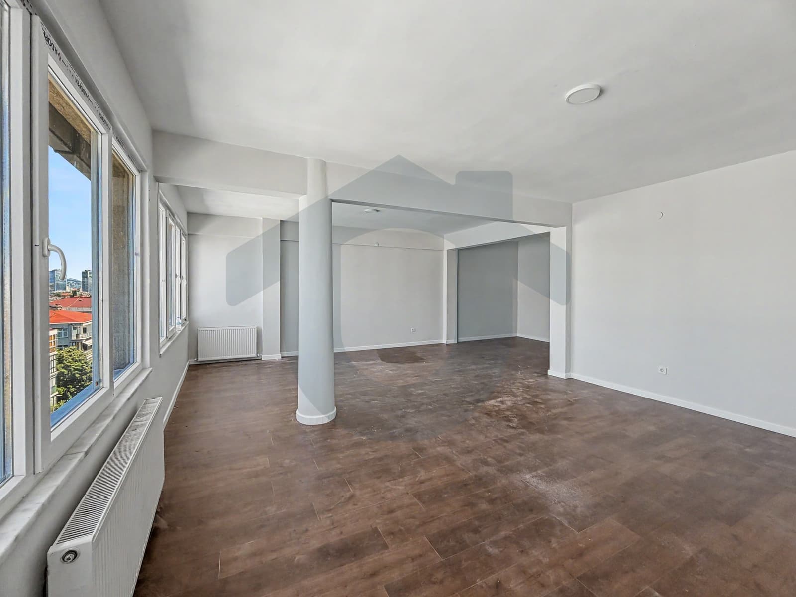 Ortaklar Caddesi'nin Girişinde | İçi Yenilenmiş | Kiralık Ofis