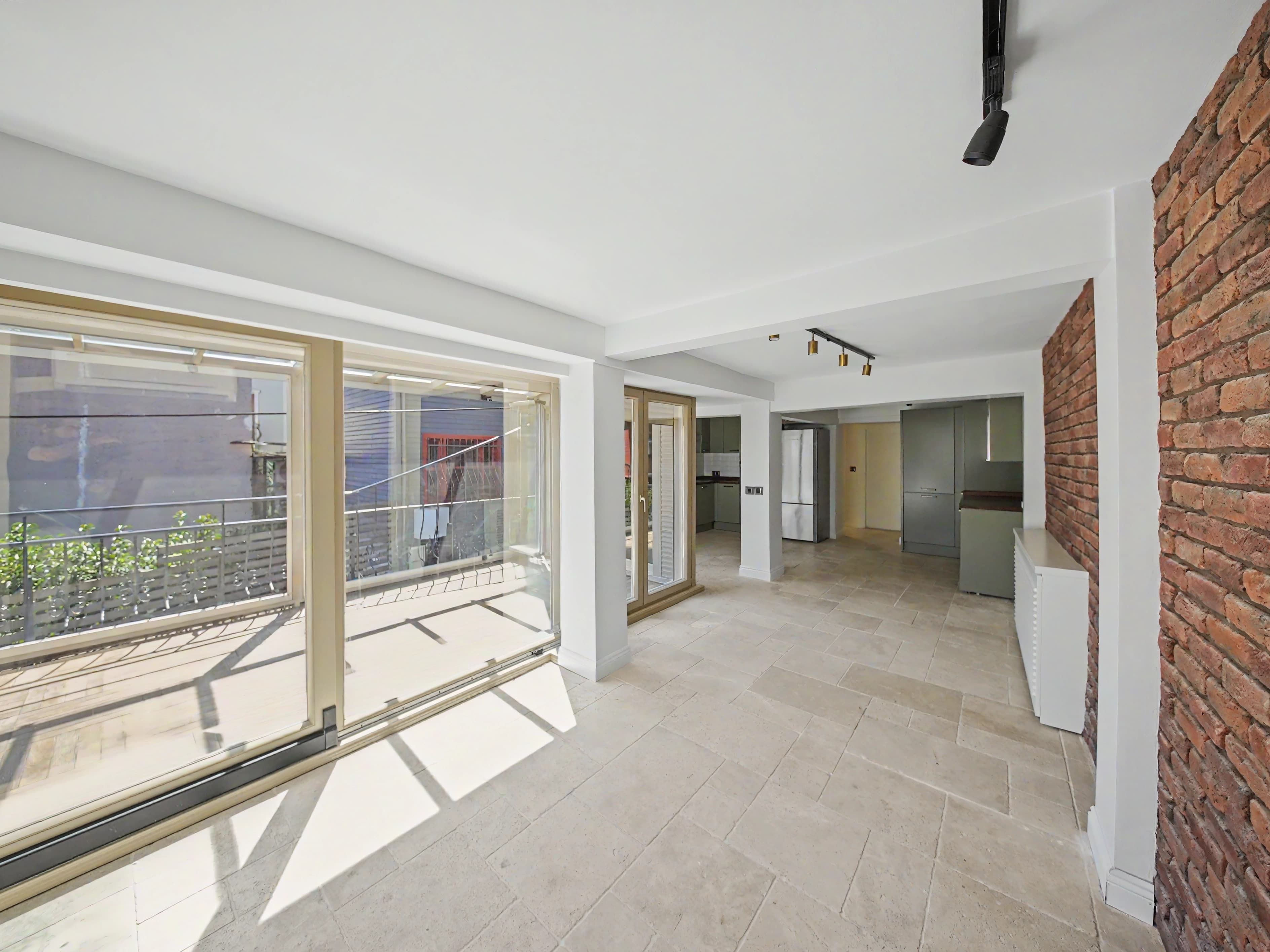 Yeniköy’de full renovasyonlu villa iç mekanı ve açılır camlı kış bahçesi